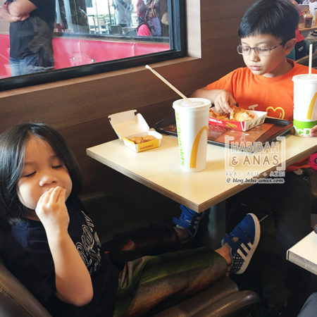 makan-mcD-ayam-goreng - with the kids